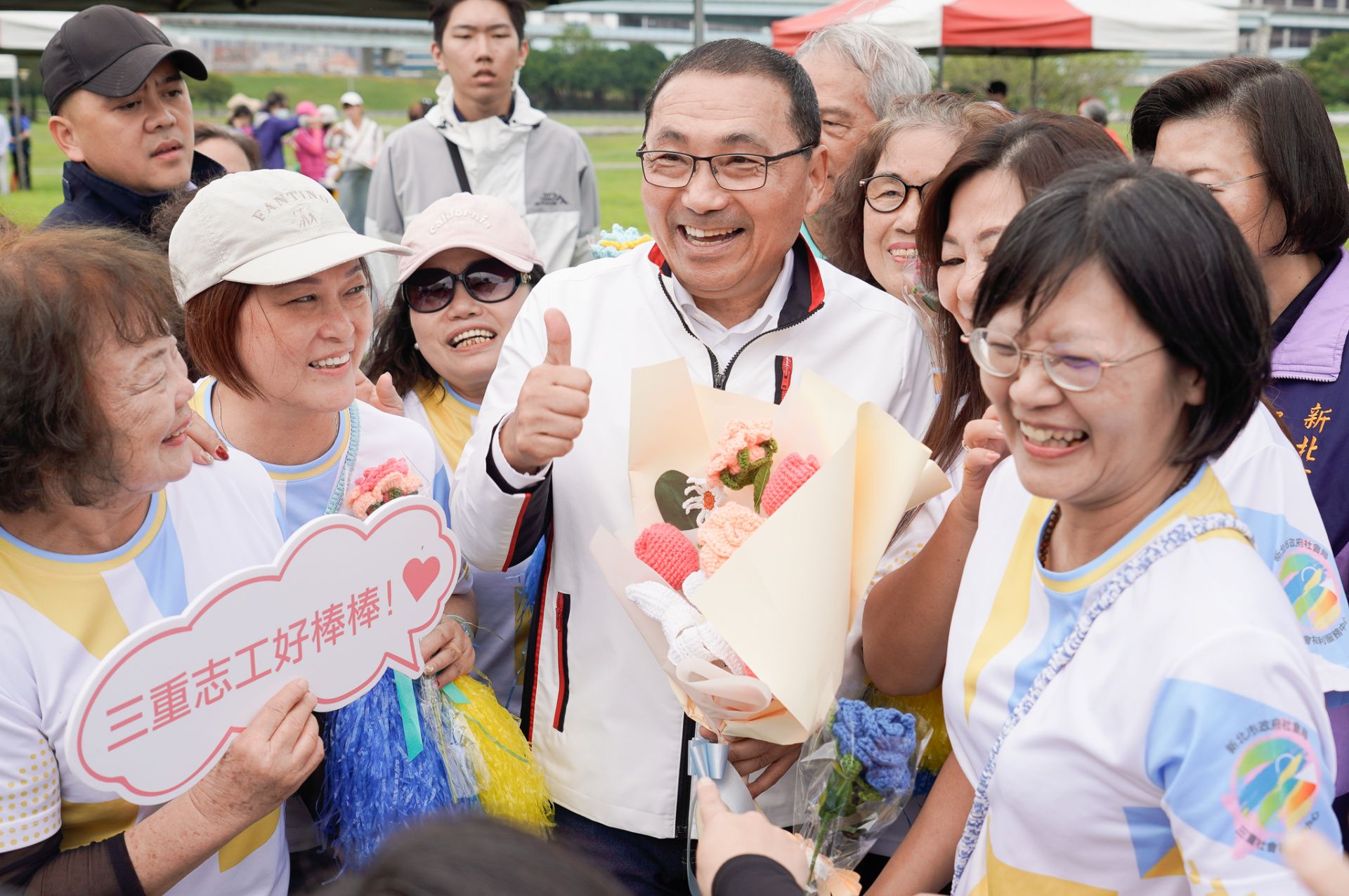 市長侯友宜向志工朋友表達感謝，更驚喜收到手作編織花