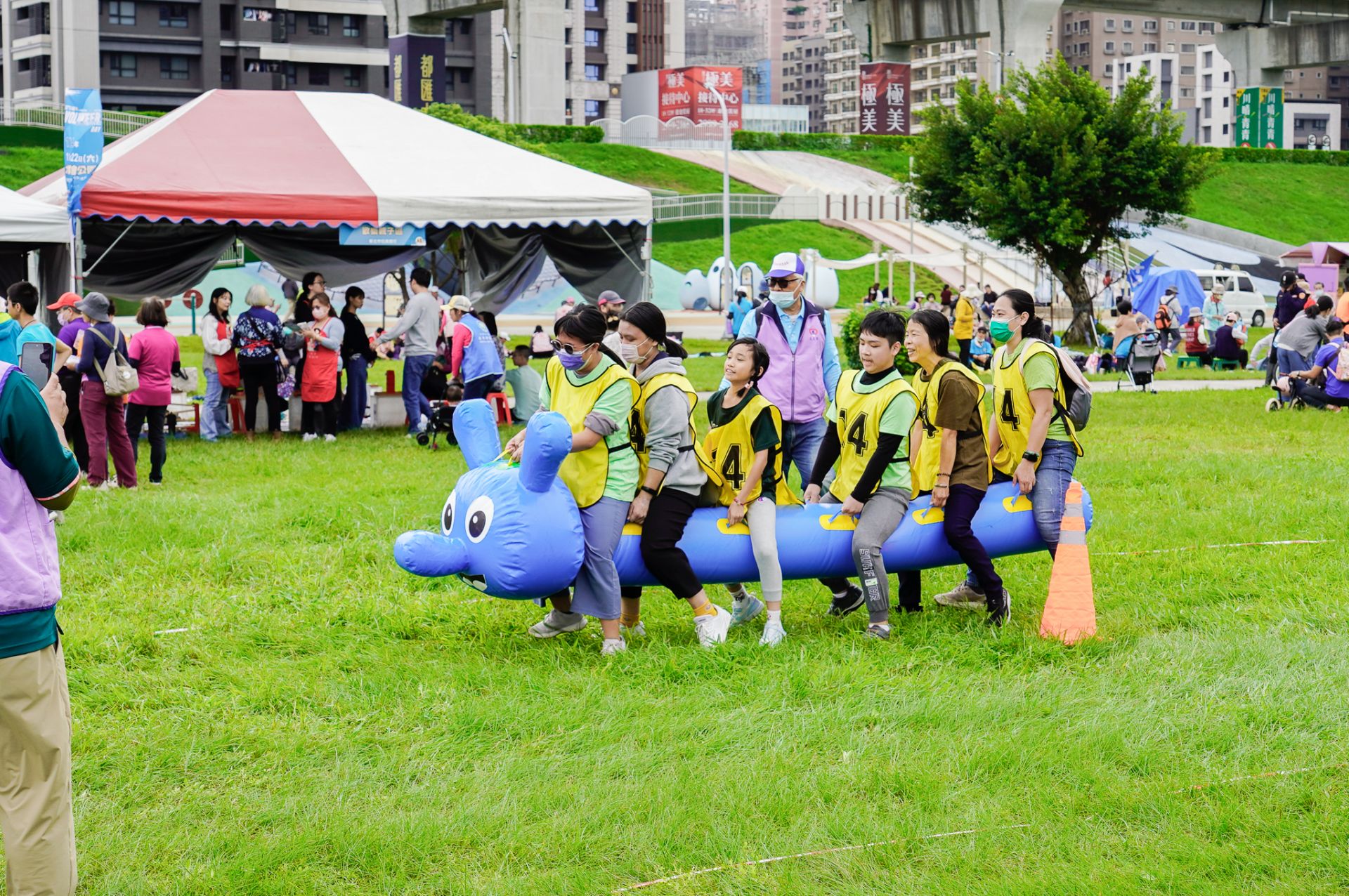 新北團體志工參與趣味闖關任務，笑聲不斷，展現團隊合作力