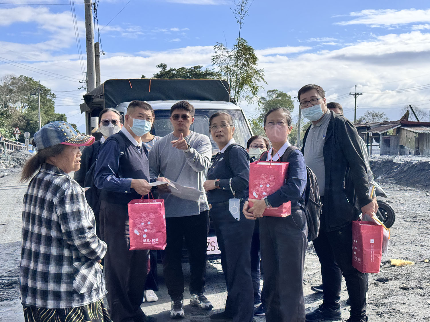 慈濟11月22日前往萬榮鄉明利村進行災戶安心家訪,當地青年協助帶路。