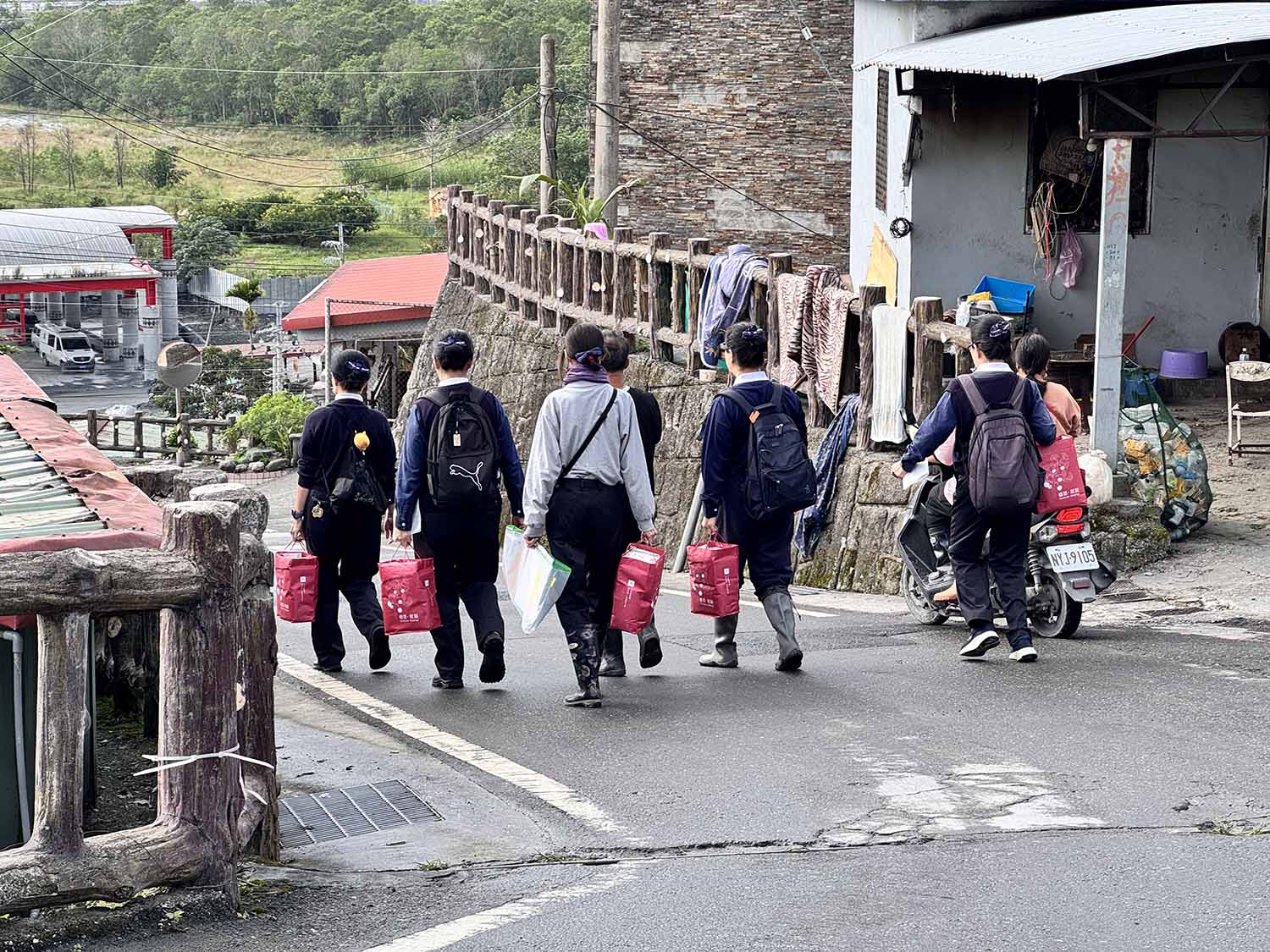 慈濟11月22日前往萬榮鄉明利村進行災戶安心家訪,當地青年協助帶路。