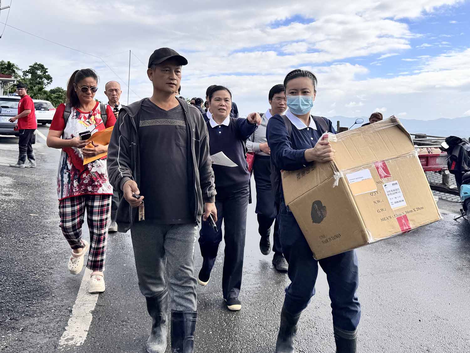 慈濟11月22日前往萬榮鄉明利村進行災戶安心家訪,當地青年協助帶路。