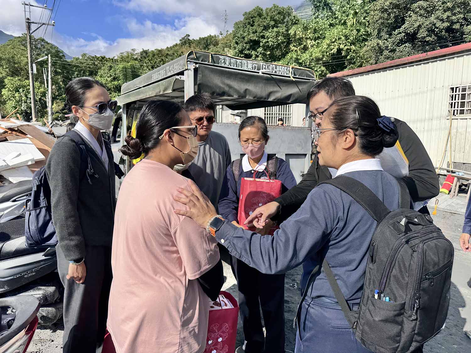 部分災戶的住家原址只剩土石,慈濟致上祝福禮、慰問金,給予關懷。