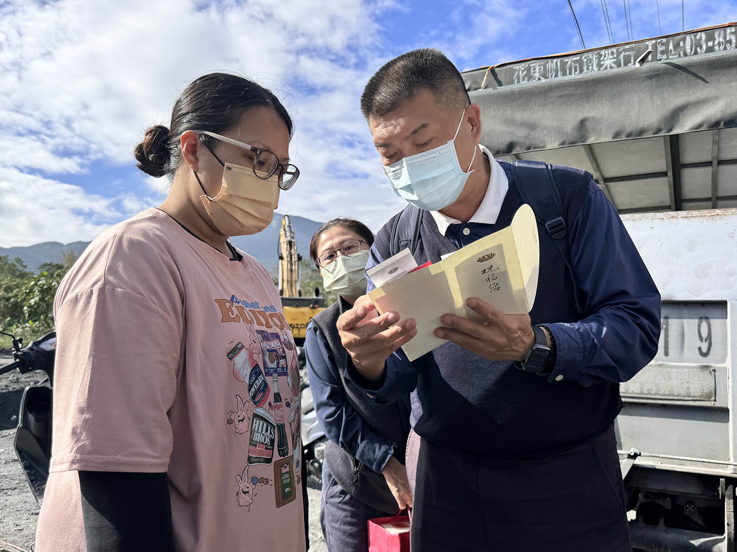 部分災戶的住家原址只剩土石,慈濟致上祝福禮、慰問金,給予關懷。