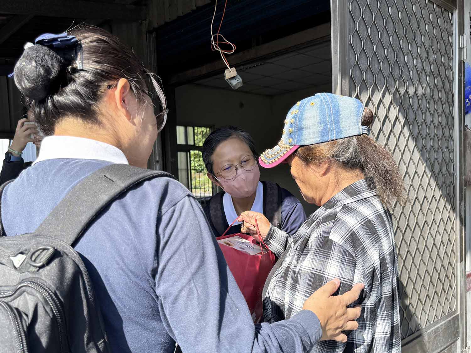 慈濟致上祝福禮、慰問金,給予受災鄉親關懷。