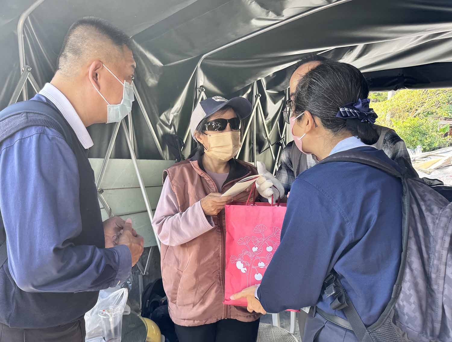 慈濟致上祝福禮、慰問金,給予受災鄉親關懷。