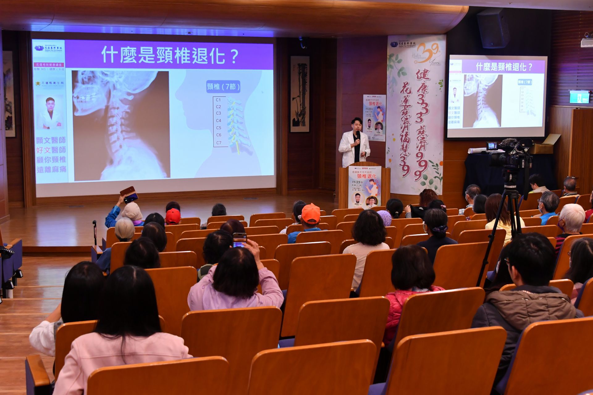 陳顥文醫師指出，頸椎退化或神經受壓的初期，常見症狀包括肩頸僵硬、頸部肌肉痙攣、手臂與手指麻木無力，或走路不穩、平衡感下降等。