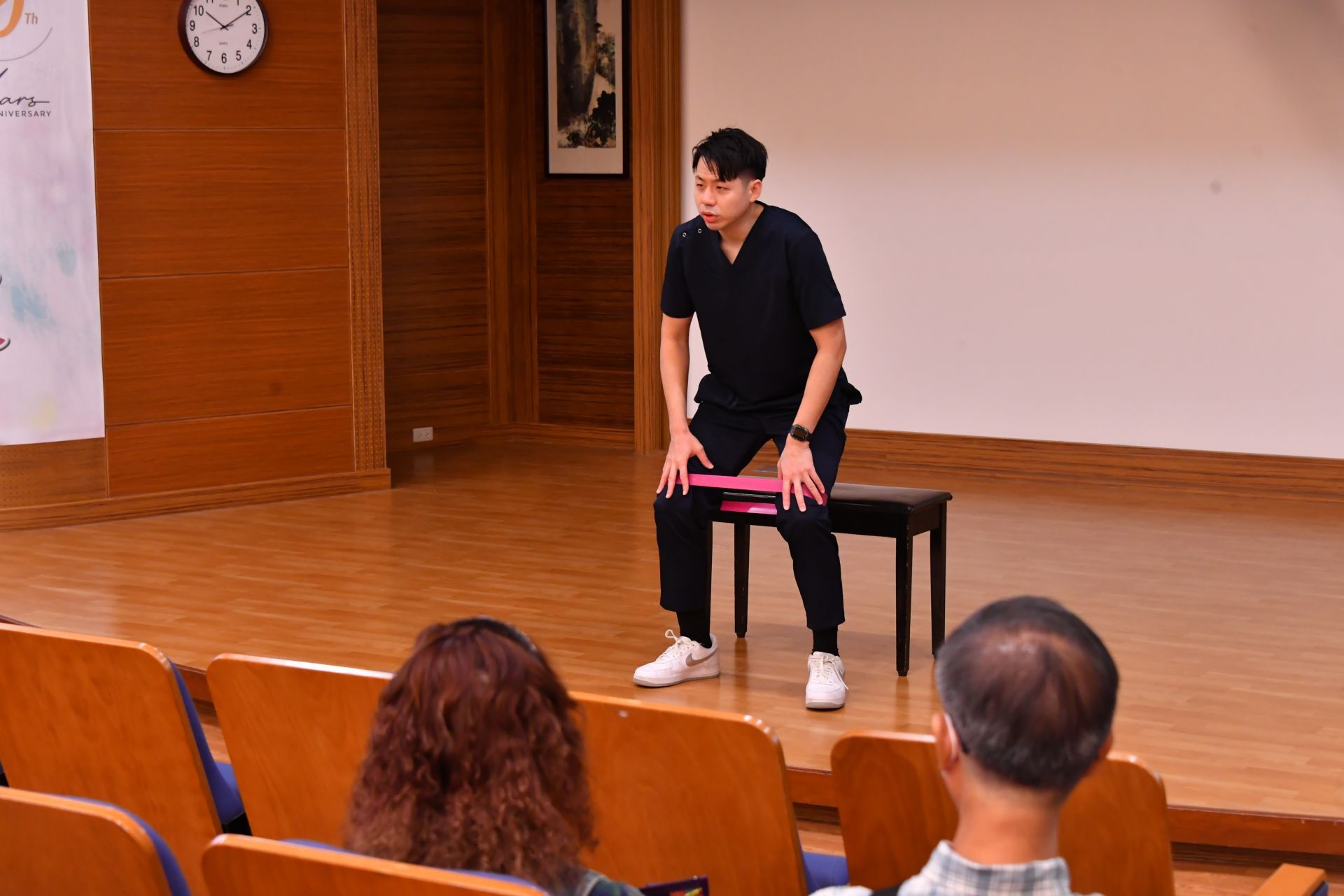 陳顥文醫師指出，頸椎退化或神經受壓的初期，常見症狀包括肩頸僵硬、頸部肌肉痙攣、手臂與手指麻木無力，或走路不穩、平衡感下降等。