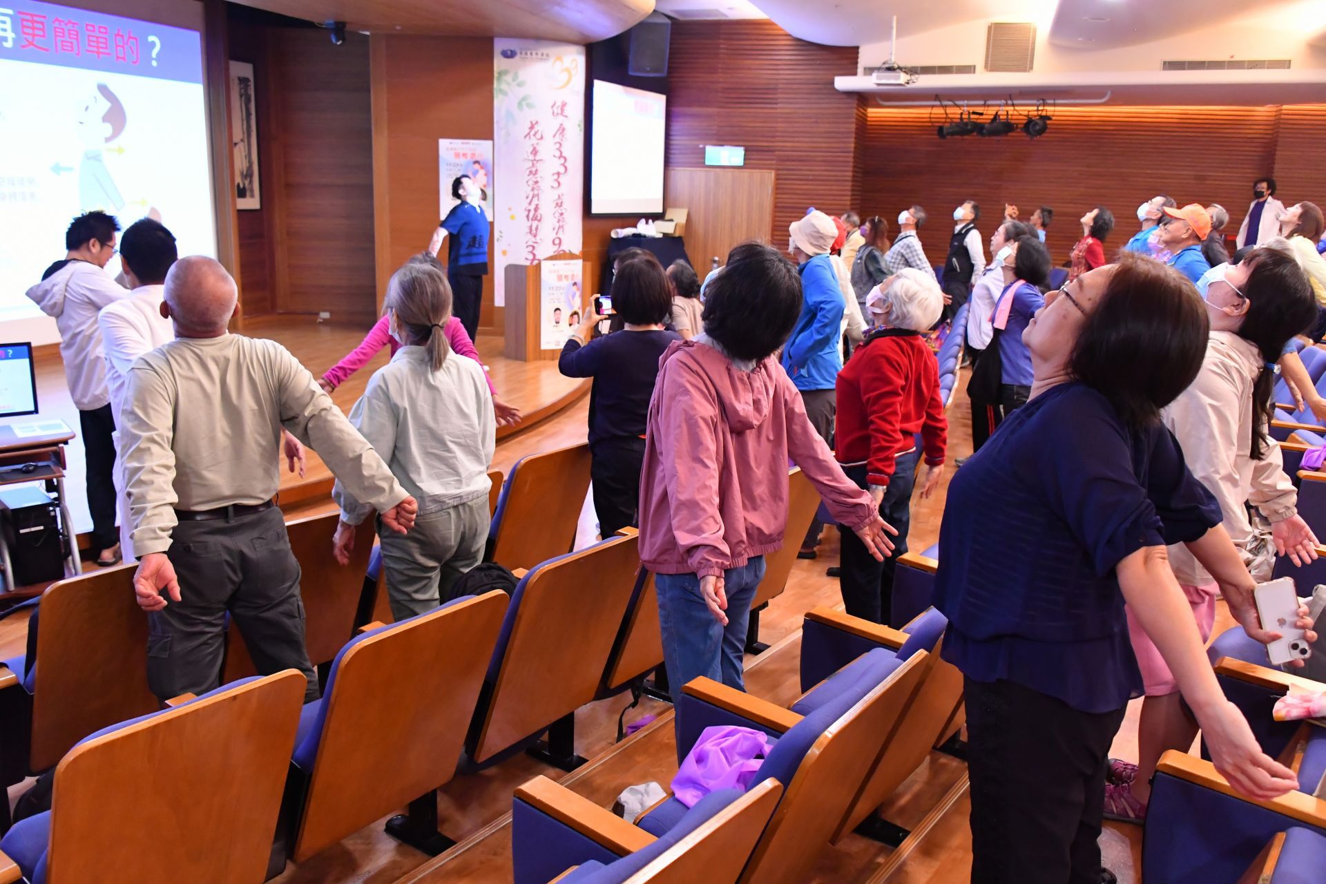 陳顥文醫師指出，頸椎退化或神經受壓的初期，常見症狀包括肩頸僵硬、頸部肌肉痙攣、手臂與手指麻木無力，或走路不穩、平衡感下降等。