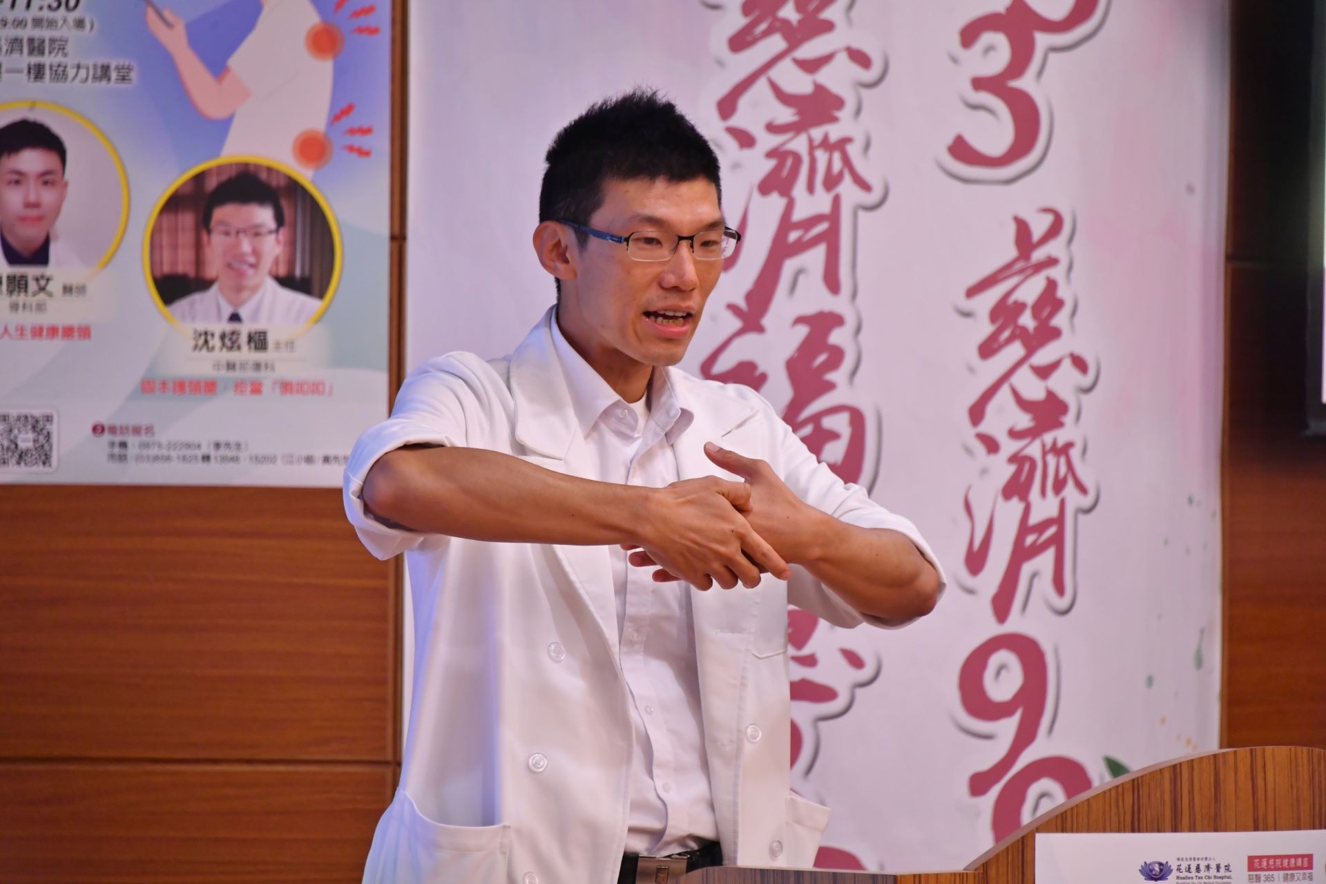 中醫部傷科主任沈炫樞則從中醫觀點強調，現代低頭族常見的肩頸痠痛與手麻，多與「氣血不通」造成的痹症相關。