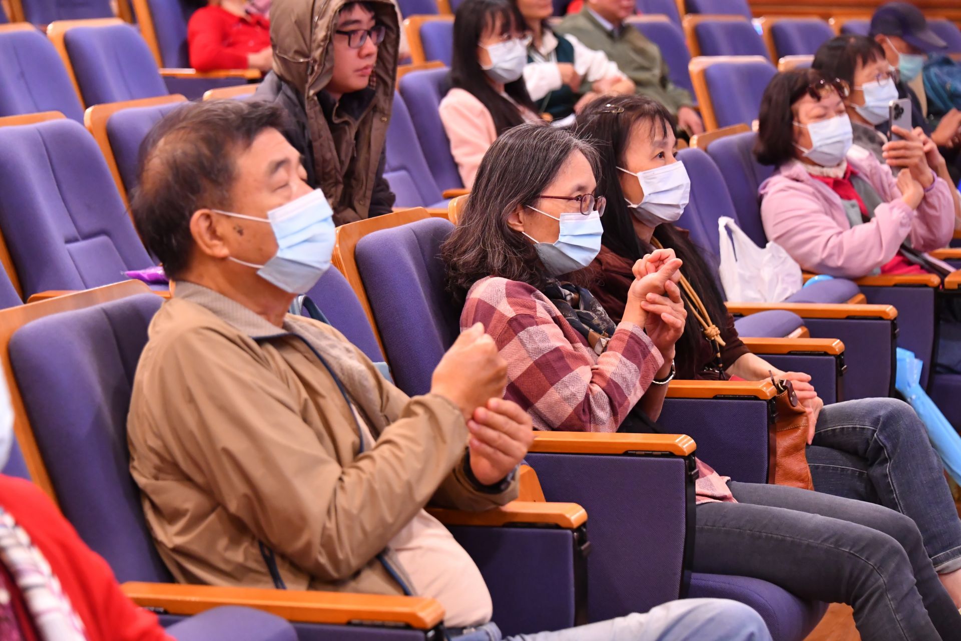 中醫部傷科主任沈炫樞則從中醫觀點強調，現代低頭族常見的肩頸痠痛與手麻，多與「氣血不通」造成的痹症相關。