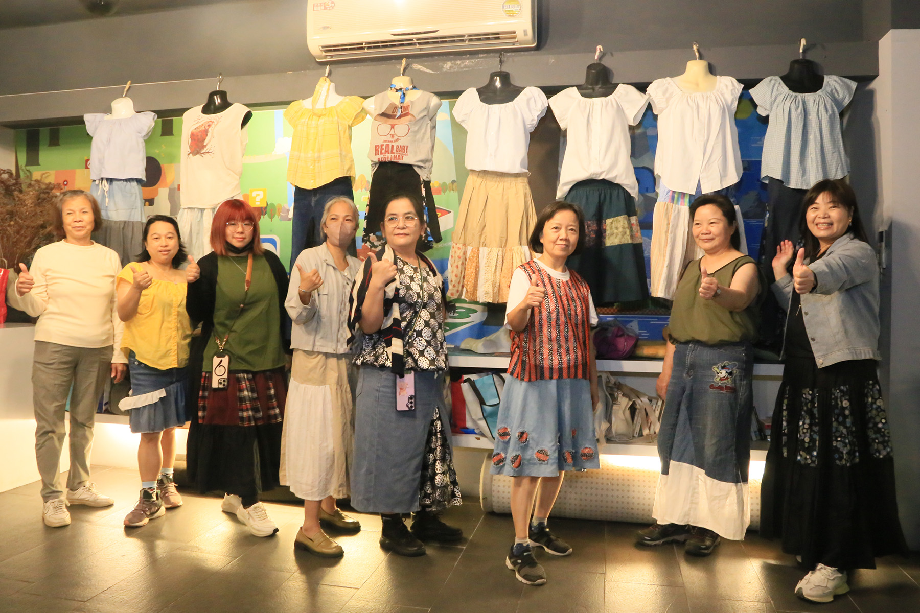 布藝師與自己的作品合影，身上穿搭的服飾也是作品之一