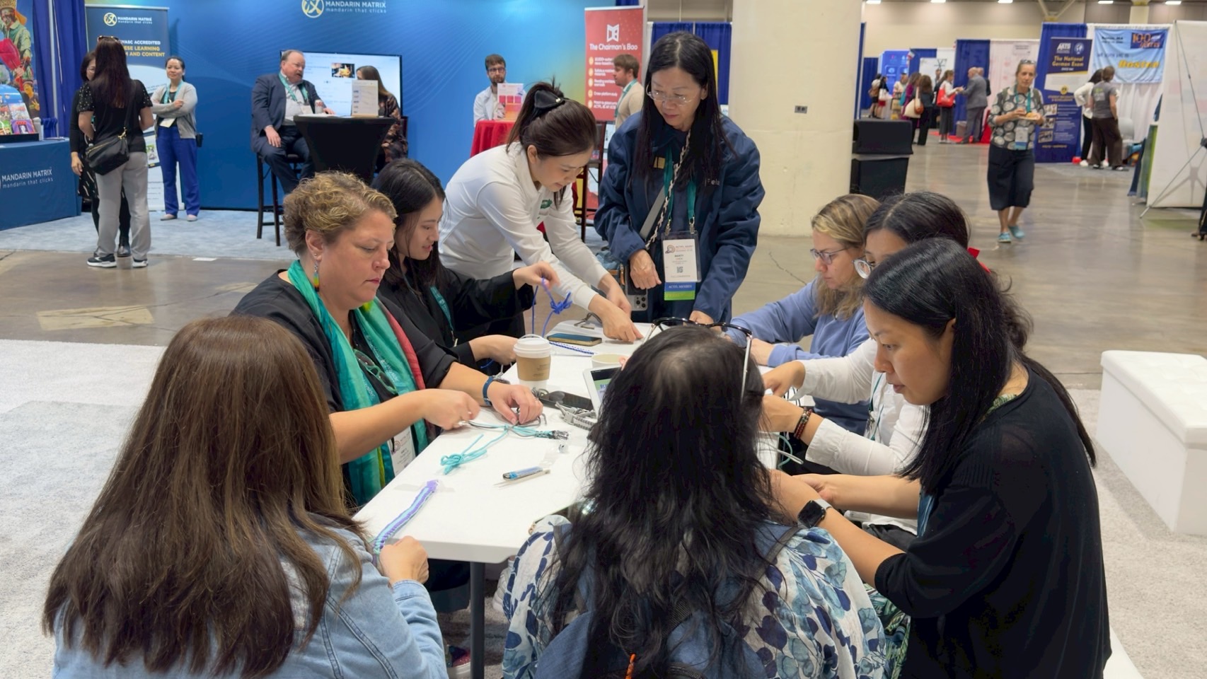 慈大華語中心於展會現場推廣特色文化課程，帶領與會者了解慈濟人文和體驗環保編織提袋