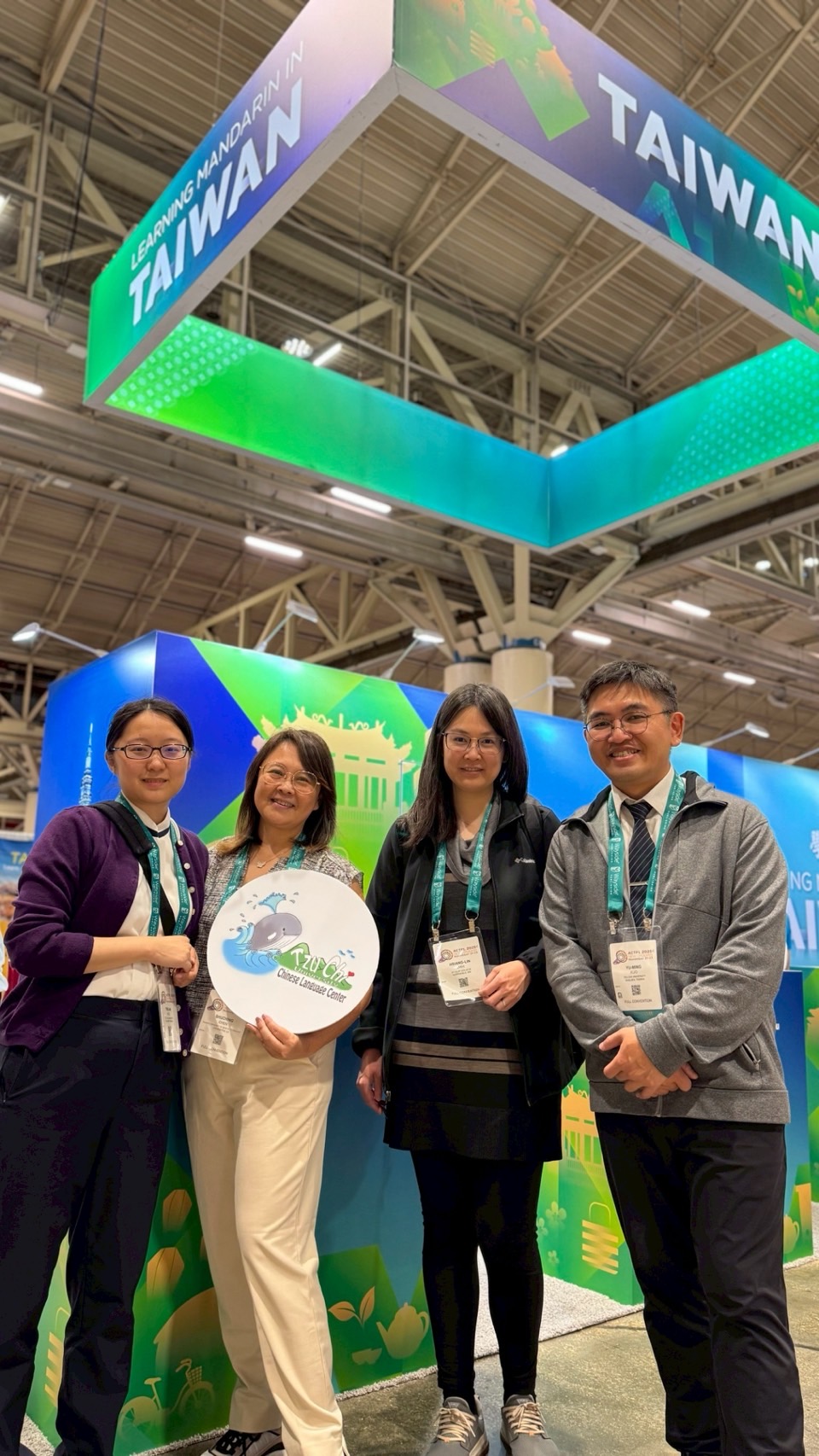 慈濟大學全球事務長郭又銘與華語中心主任郭庭安於 2025 ACTFL 與貴賓合影