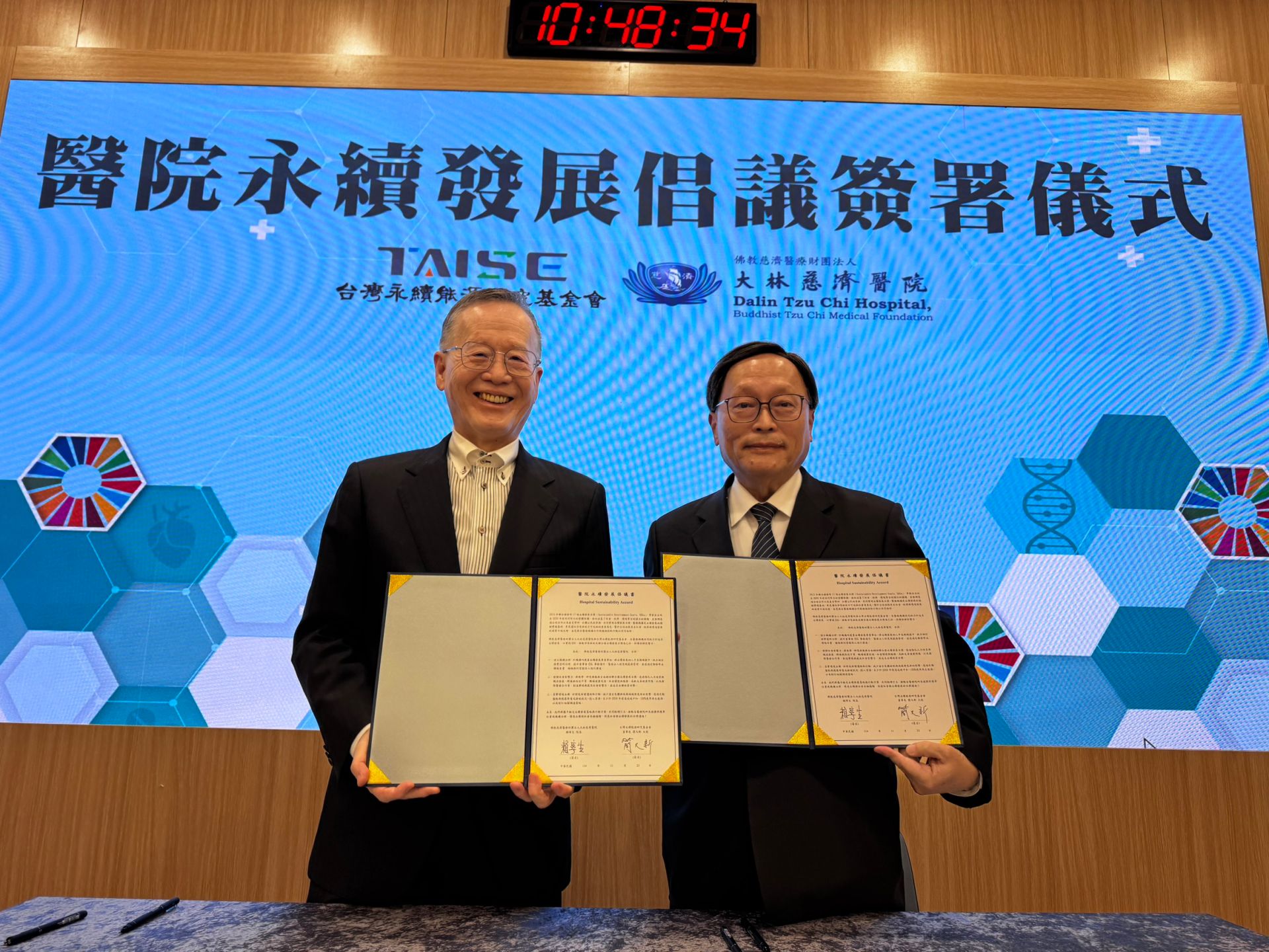 院長賴寧生代表醫院與台灣永續能源研究基金會正式簽署「醫院永續發展倡議書」，宣示將以更具體的減碳作為與世界接軌，積極推動友善環境的永續行動。