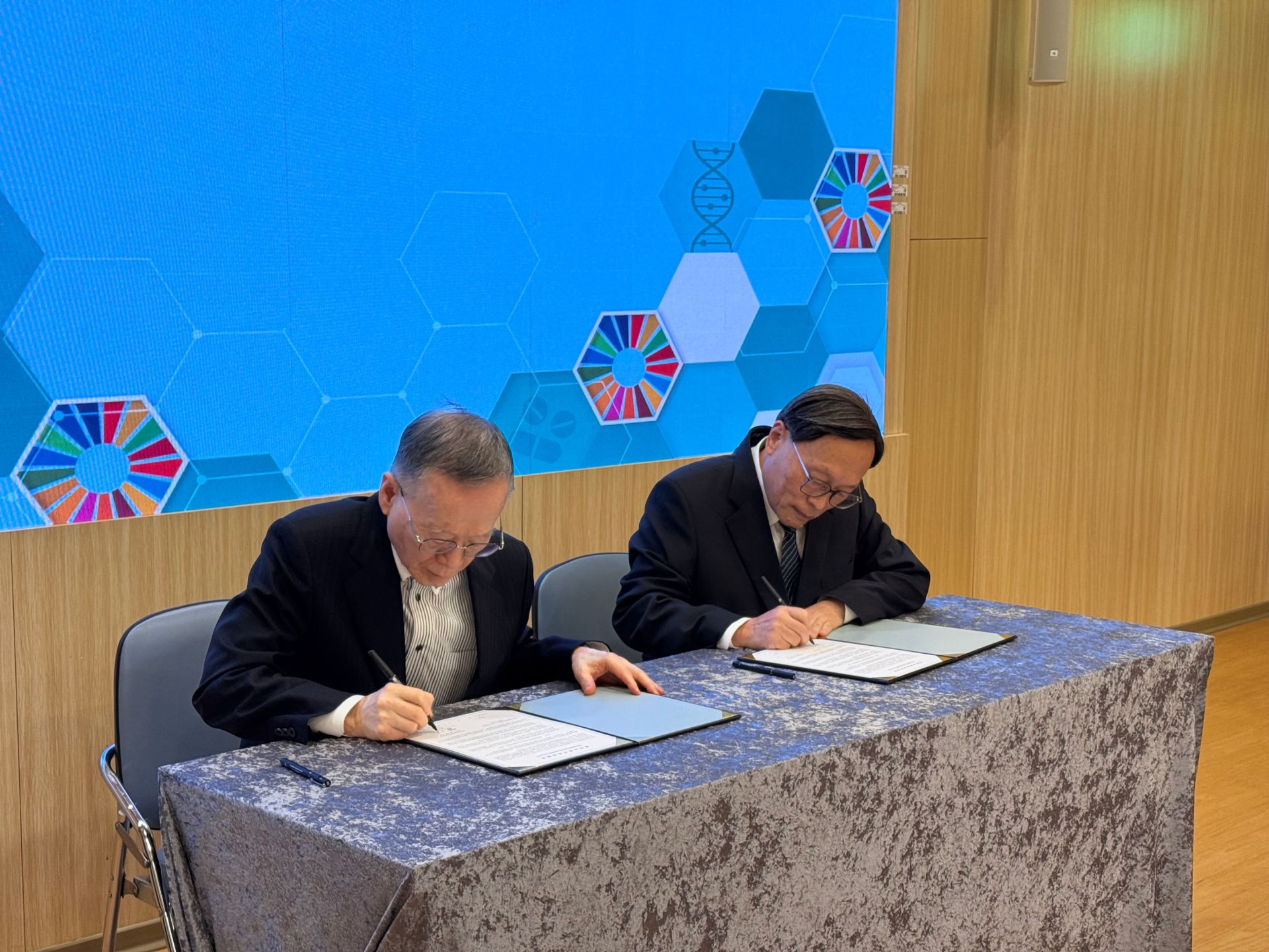 院長賴寧生代表醫院與台灣永續能源研究基金會正式簽署「醫院永續發展倡議書」，宣示將以更具體的減碳作為與世界接軌，積極推動友善環境的永續行動。