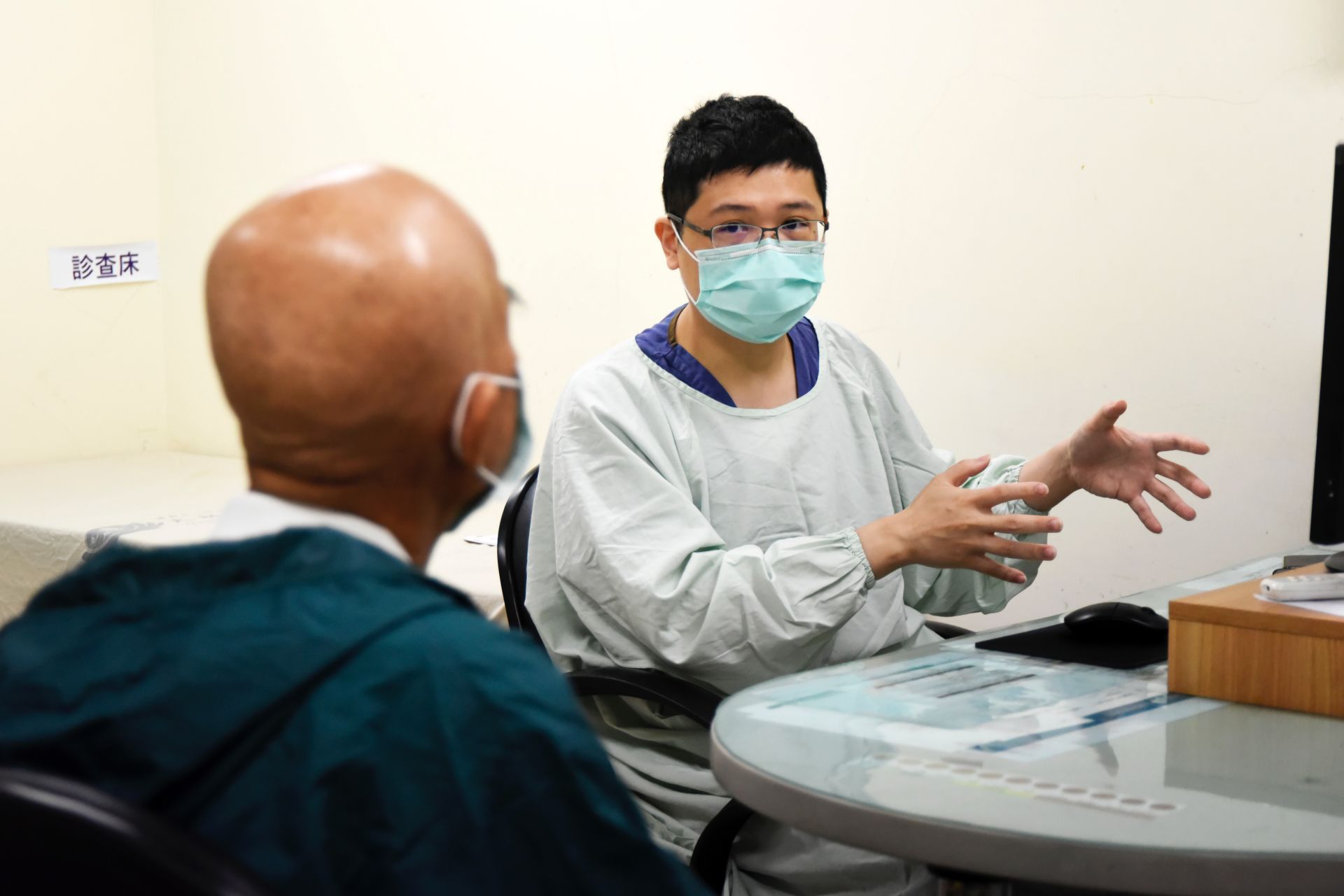 謝先生回診，良醫師為其解說病情及在家的注意事項