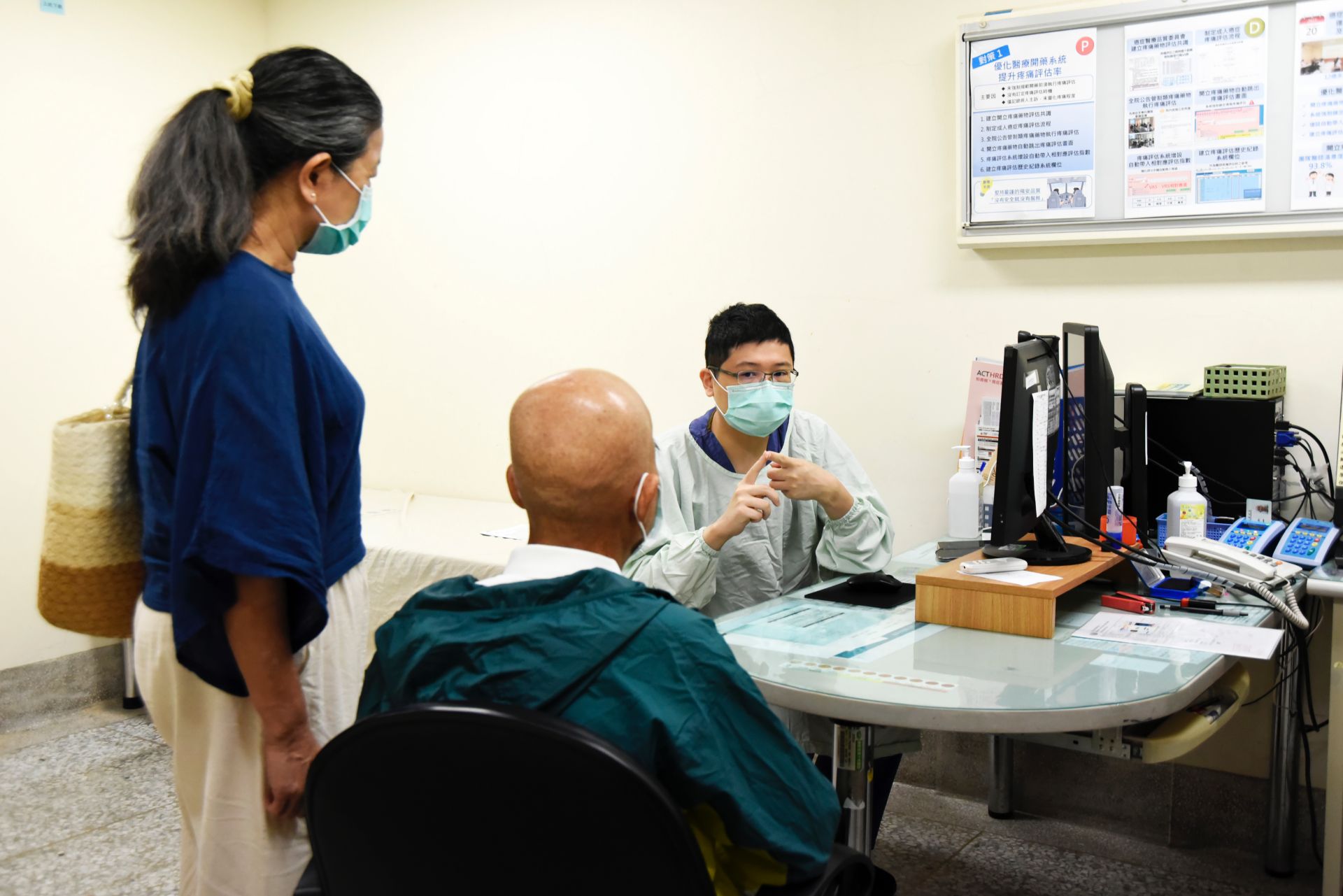 謝先生回診，良醫師為其解說病情及在家的注意事項