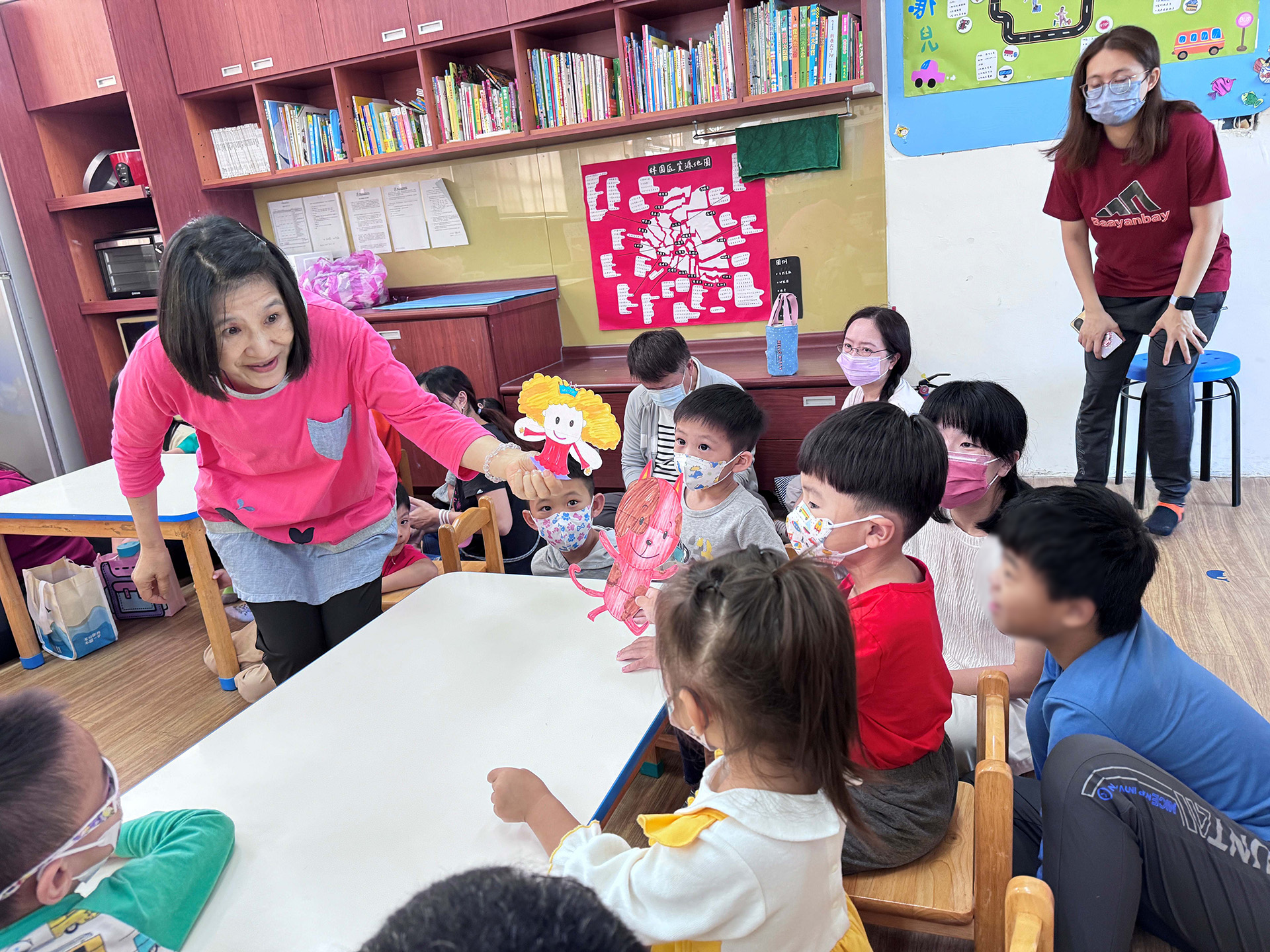 志工運用豐富生動的表情、動作，讓孩子們徜徉在故事中