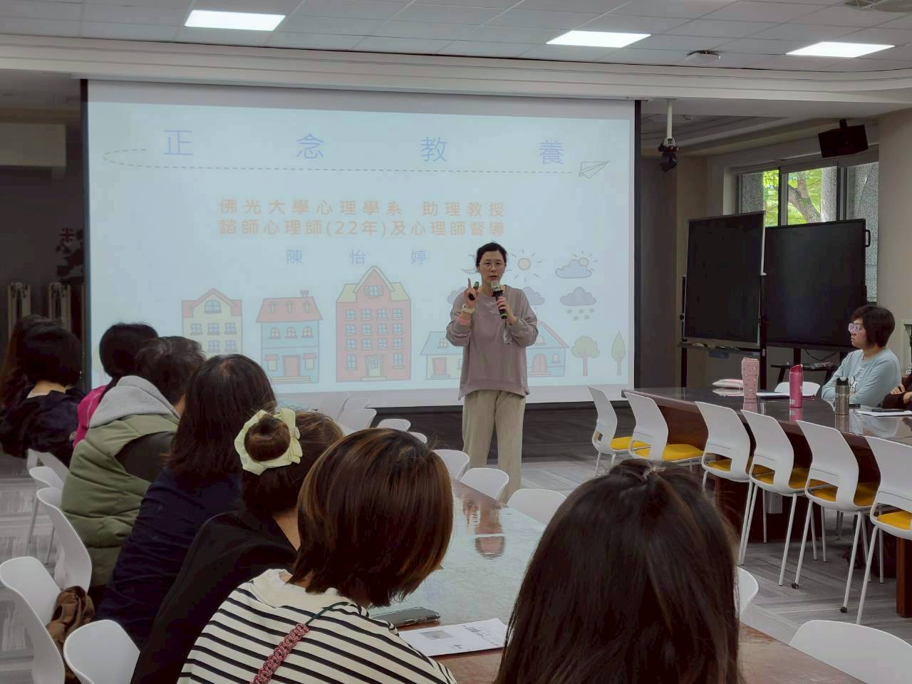 學校特別邀請佛光大學長期投入正念教養研究的陳怡婷心理師蒞校演講