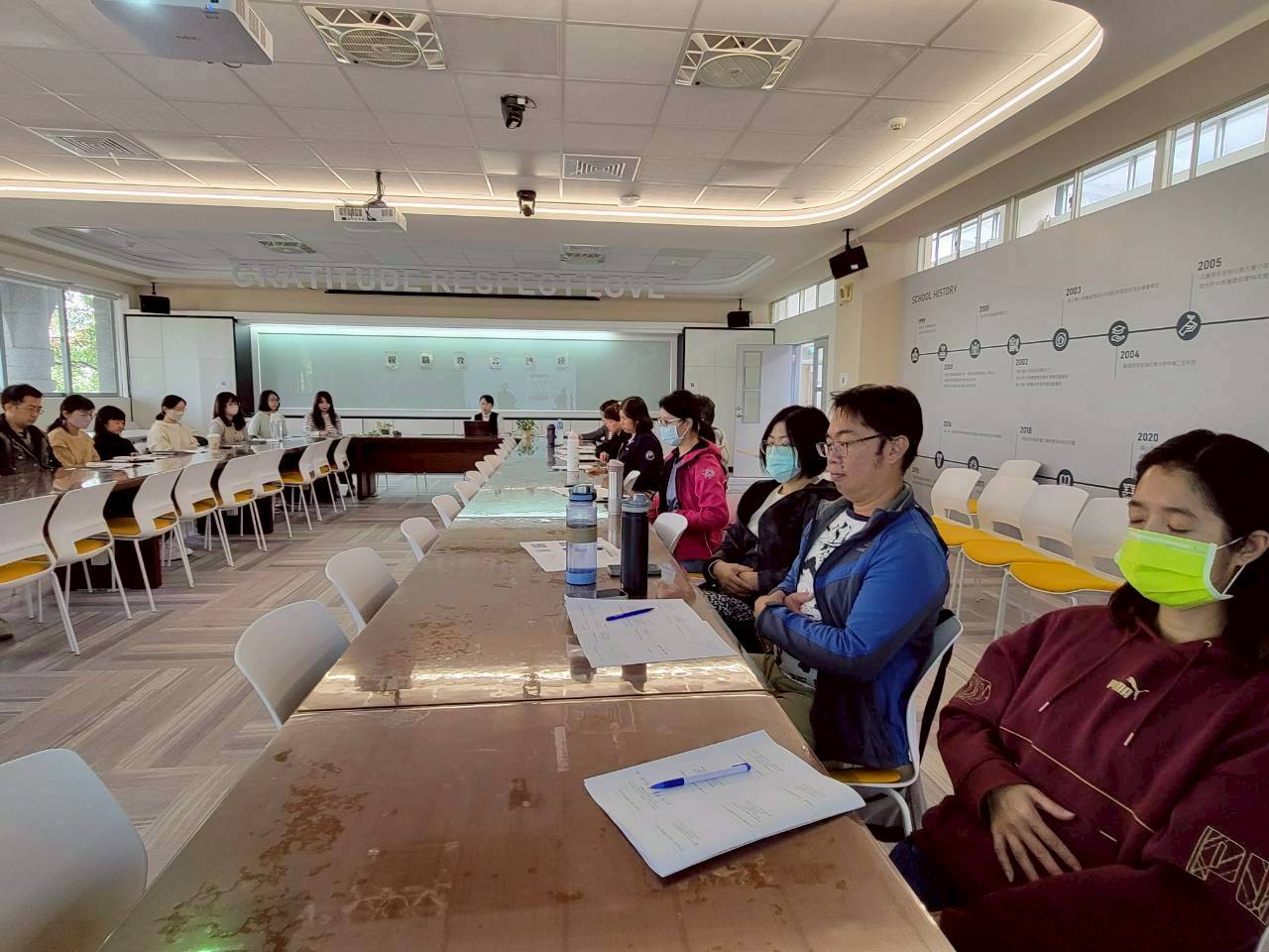 家長從「覺察、集中、到擴展」實際演練透過正念呼吸和五感覺察，讓自己心穩定下來