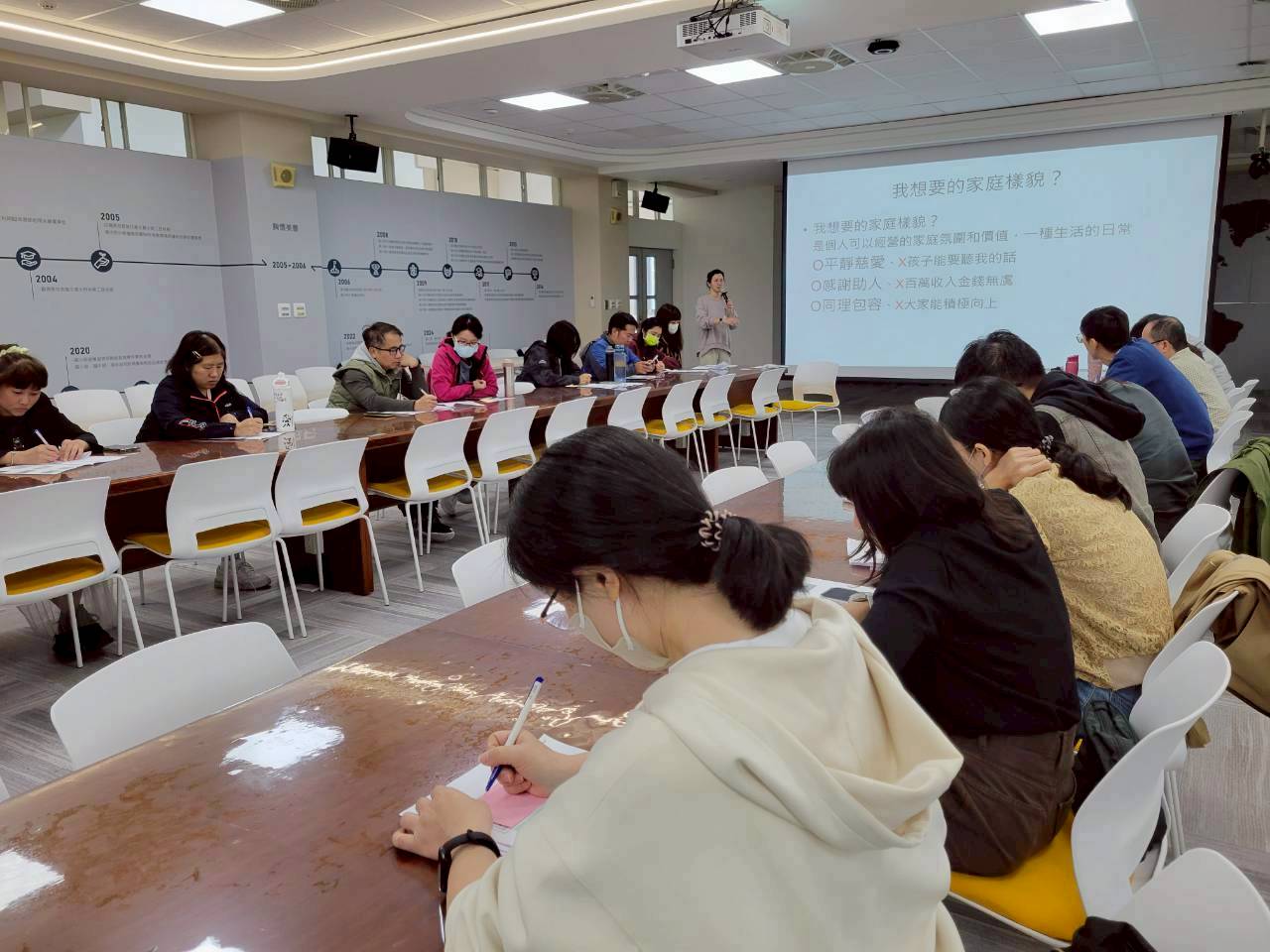 家長利用便利貼寫下自己對家庭及教養孩子的期許