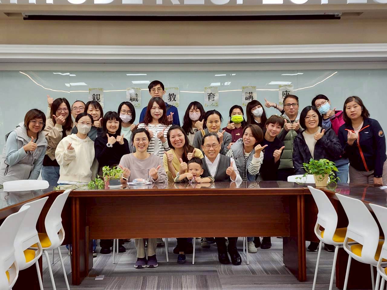 參加的家長與老師合影