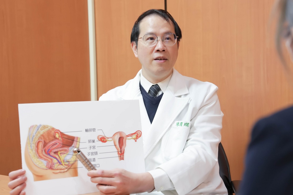 陳國瑚部長看診示意照。