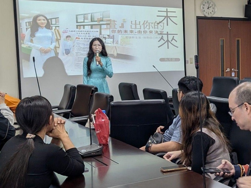 新住民講師阮芳誼與學員們分享她來臺後對不同文化的體驗及經營家庭生活點滴。
