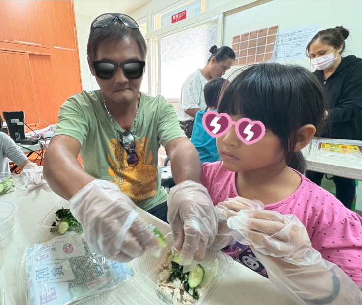 親子一起動手準備兼具色、香、味與均衡營養的健康餐盒,讓飲食教育從家庭開始扎根。(台灣世界展望會提供)