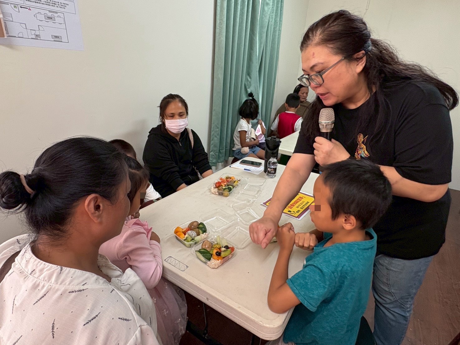 「營得自好」方案加碼營養教育,營養師親自示範用部落常見食材做出簡單又均衡的餐盒,幫助家長在日常為孩子建立完整營養,而不再只依賴羊奶補充。