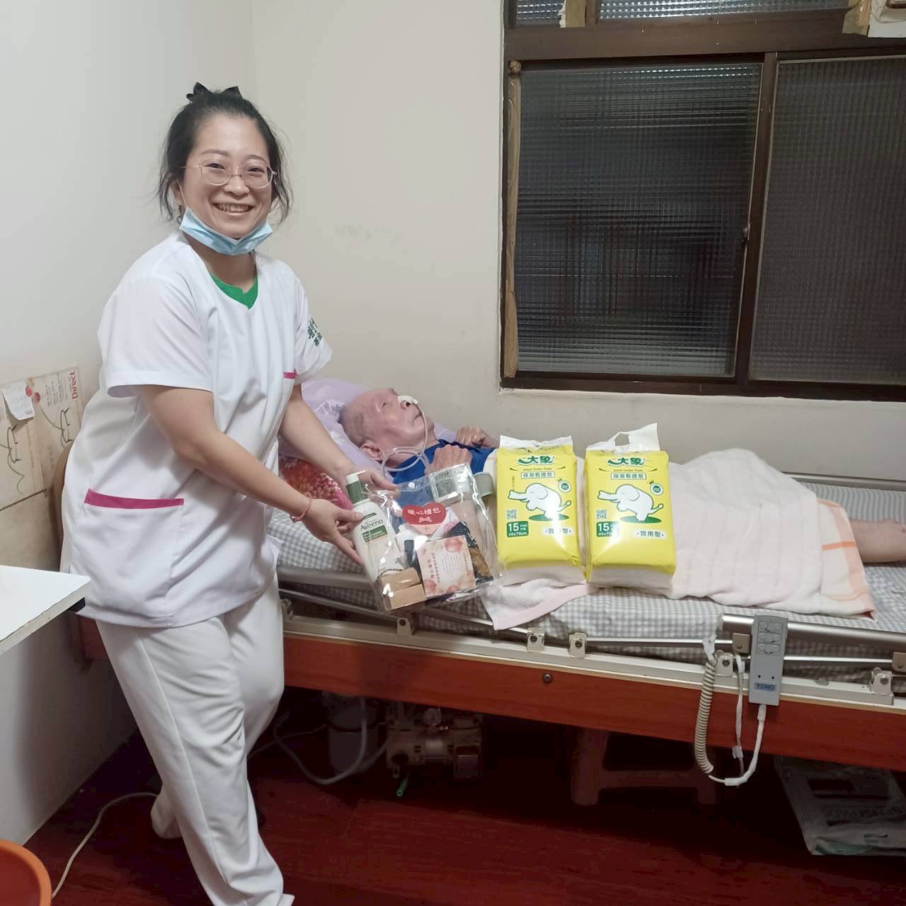 創世新店院護理師親自將暖心禮包送予植物人家庭。