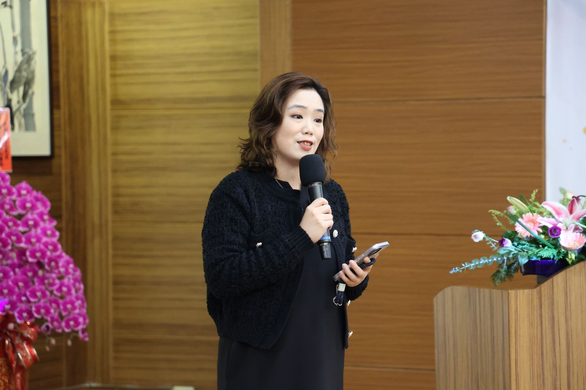 回到家鄉花蓮就很開心的天下文化總經理鄧瑋羚分享8日新書發表會當天的點滴，也很感恩有慈濟醫院作為依靠，照顧她年邁的父母，讓她可以安心在外地工作。