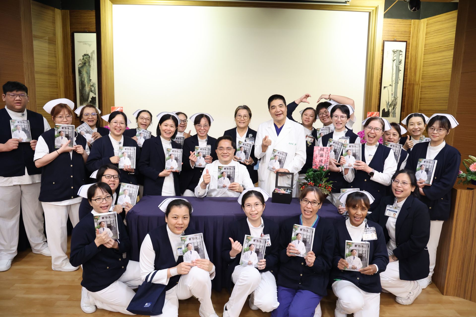 一小時的簽書會時間很短，參加的同仁、志工也把握機會與院長留影紀念。