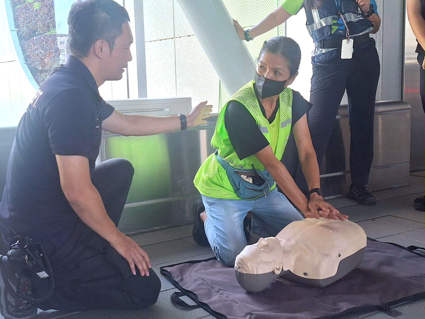 車站人員在消防人員指導下進行救護訓練