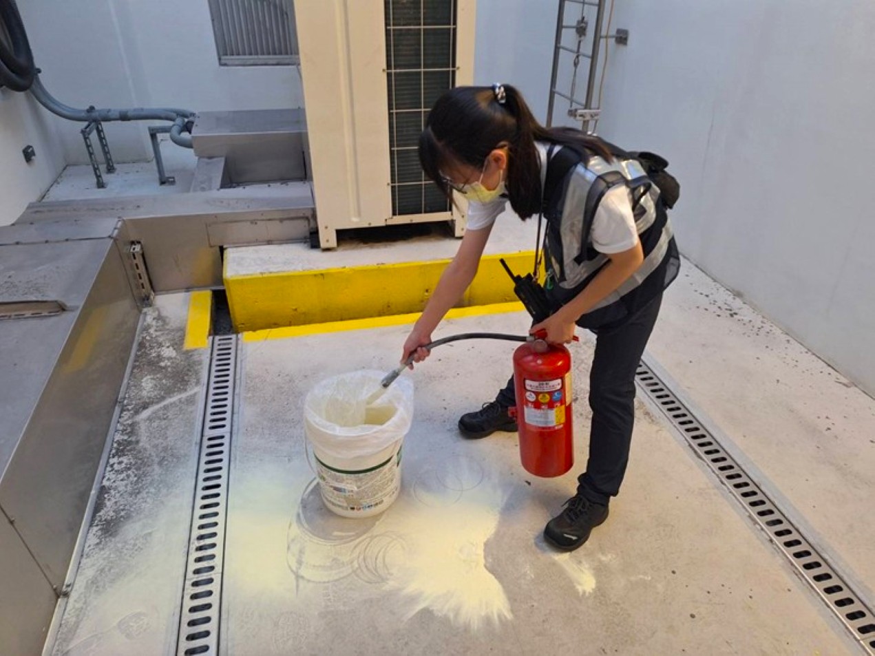 站務人員操作滅火器