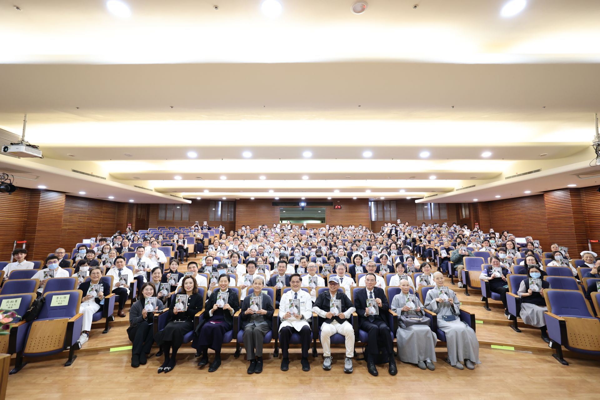 「醫療希望在花蓮」林欣榮長新書簽書會，協力講堂幾乎滿座。