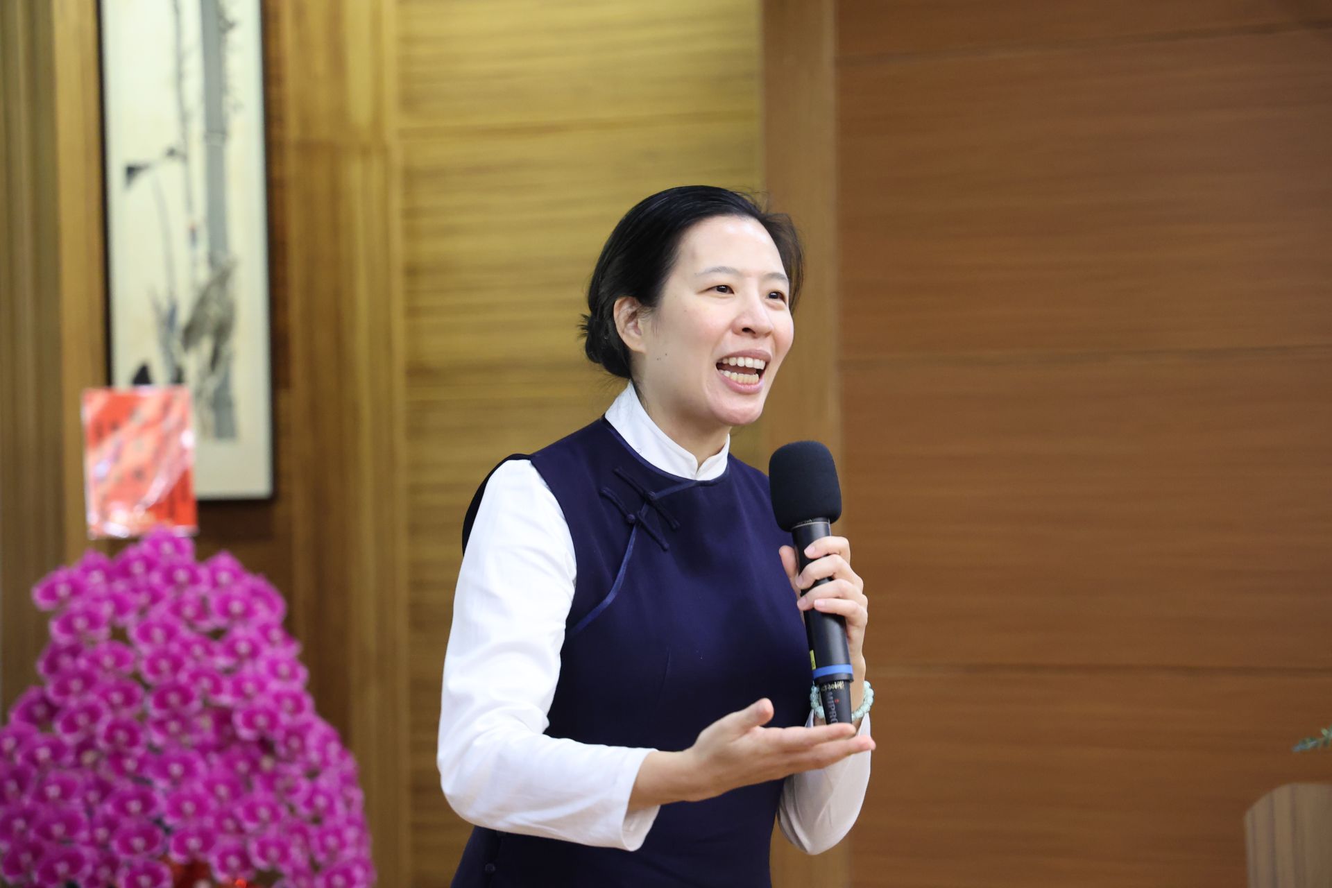 靜思書軒營運長蔡青兒讚嘆林院長是一位「自帶光環」的醫師，不只醫術好，每次見到他都是非常親切、笑容滿面、充滿活力。