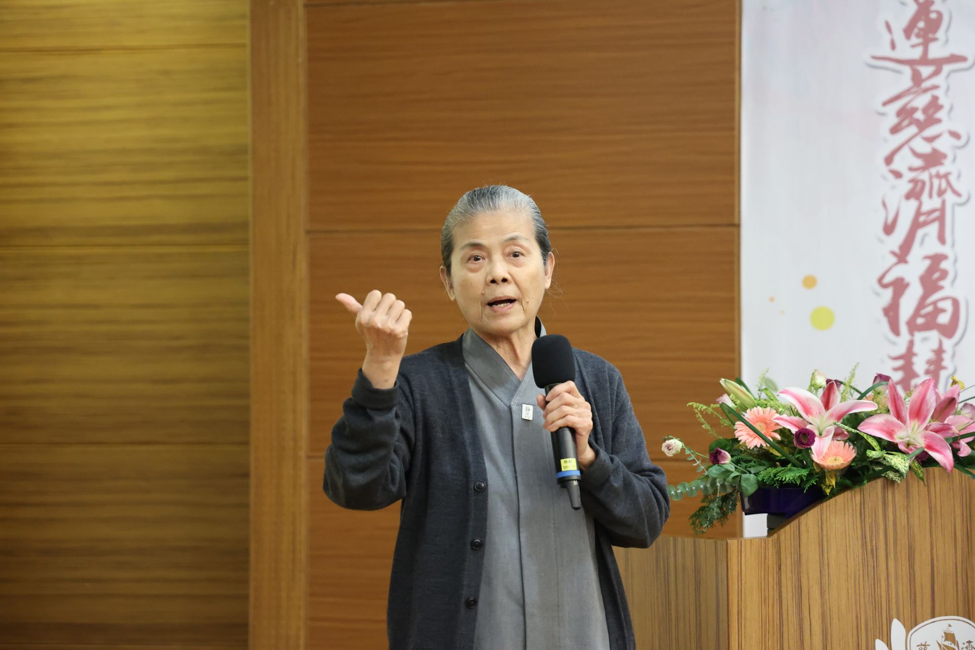 林欣榮院長回花蓮慈濟之後，靜曦師姊感受到林院長的願力與行動力，鼓舞醫療志工全力以赴，陪伴慈院同仁向前邁進。