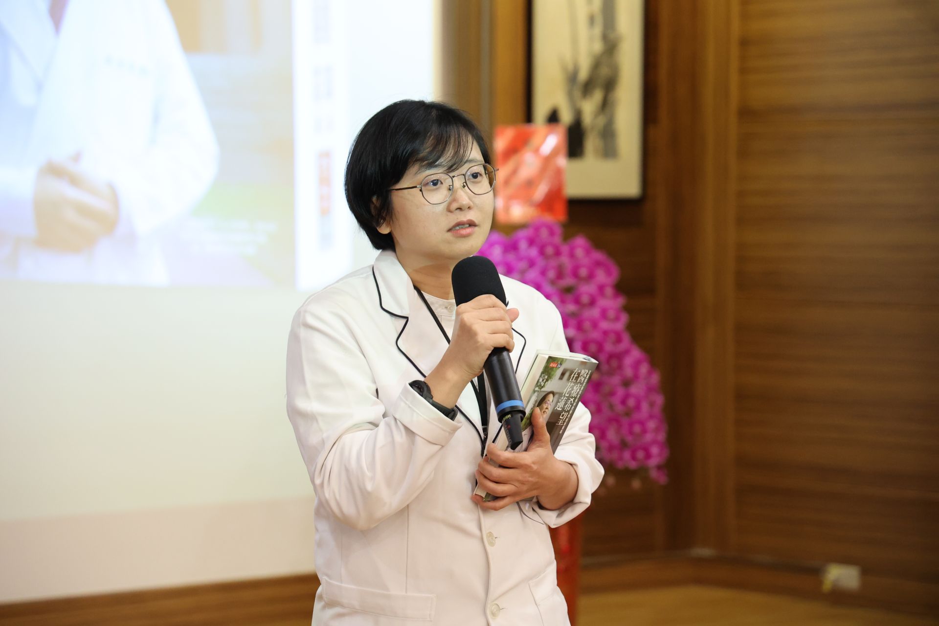 受邀分享讀書心得的檢驗醫學部副主任辜明慧見證林院長帶領團隊跳脫舒適圈的挑戰，也期許能成為花蓮慈濟醫院下一本書的一小篇章。