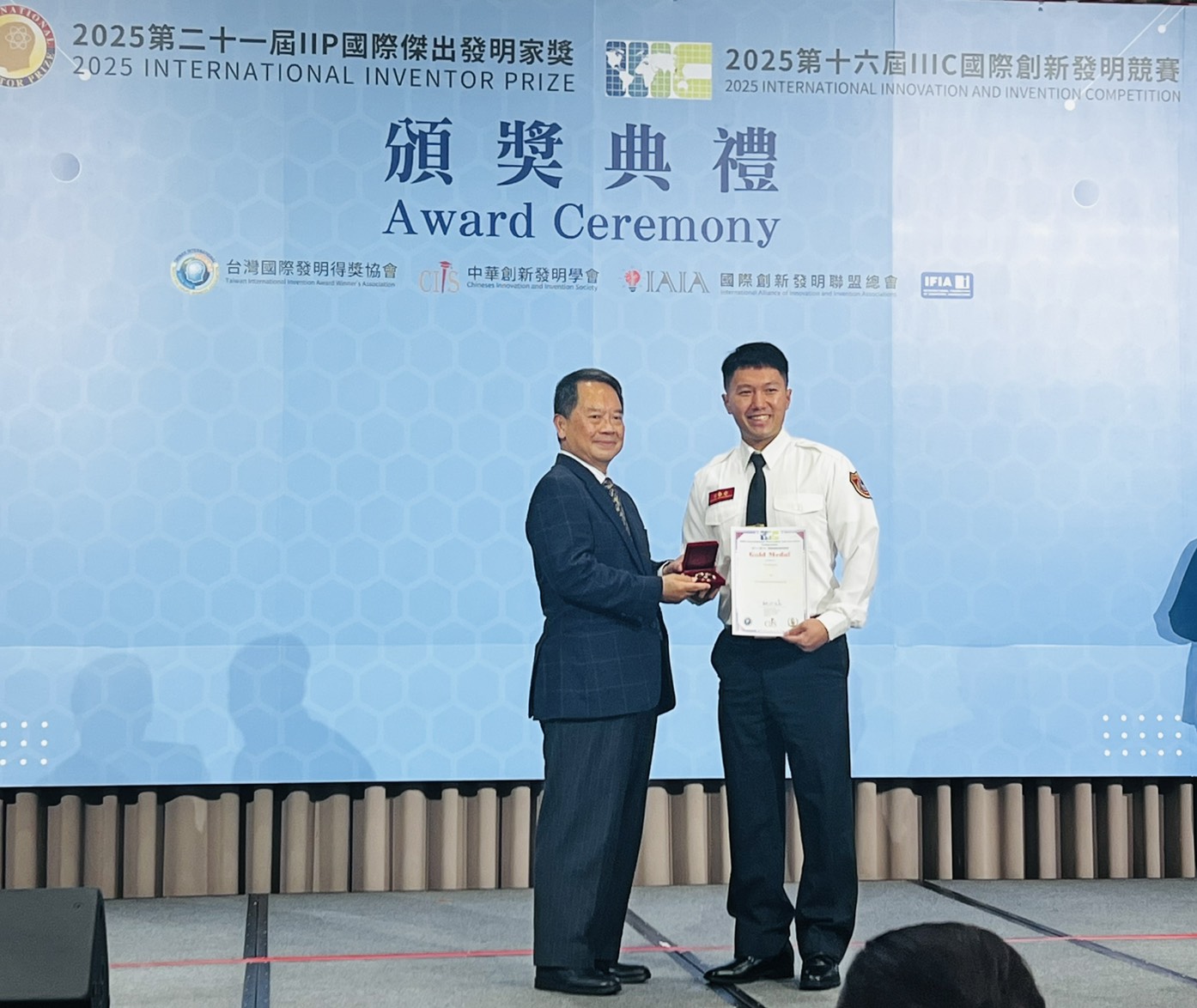 火場救援拖運墊~新北市政府消防局許文政隊員~金牌