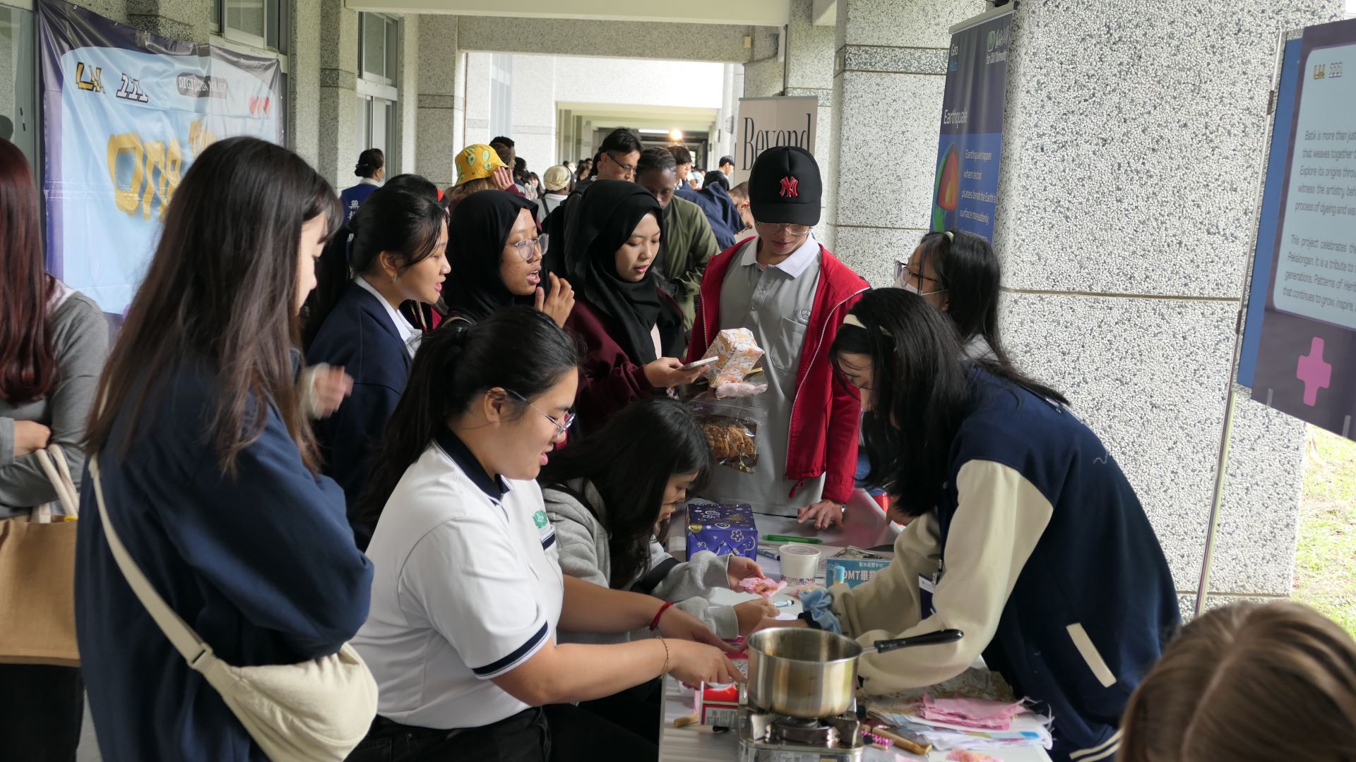 國際數位媒體科技學士學位學程DMT，把畢業展覽搬到現場