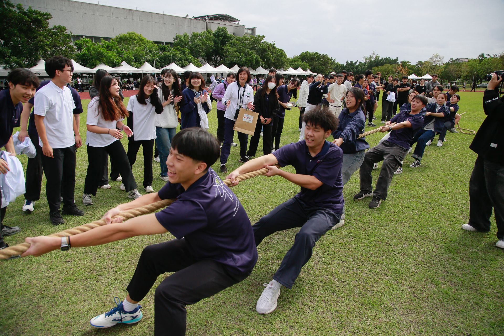 拔河比賽，現場加油聲不斷