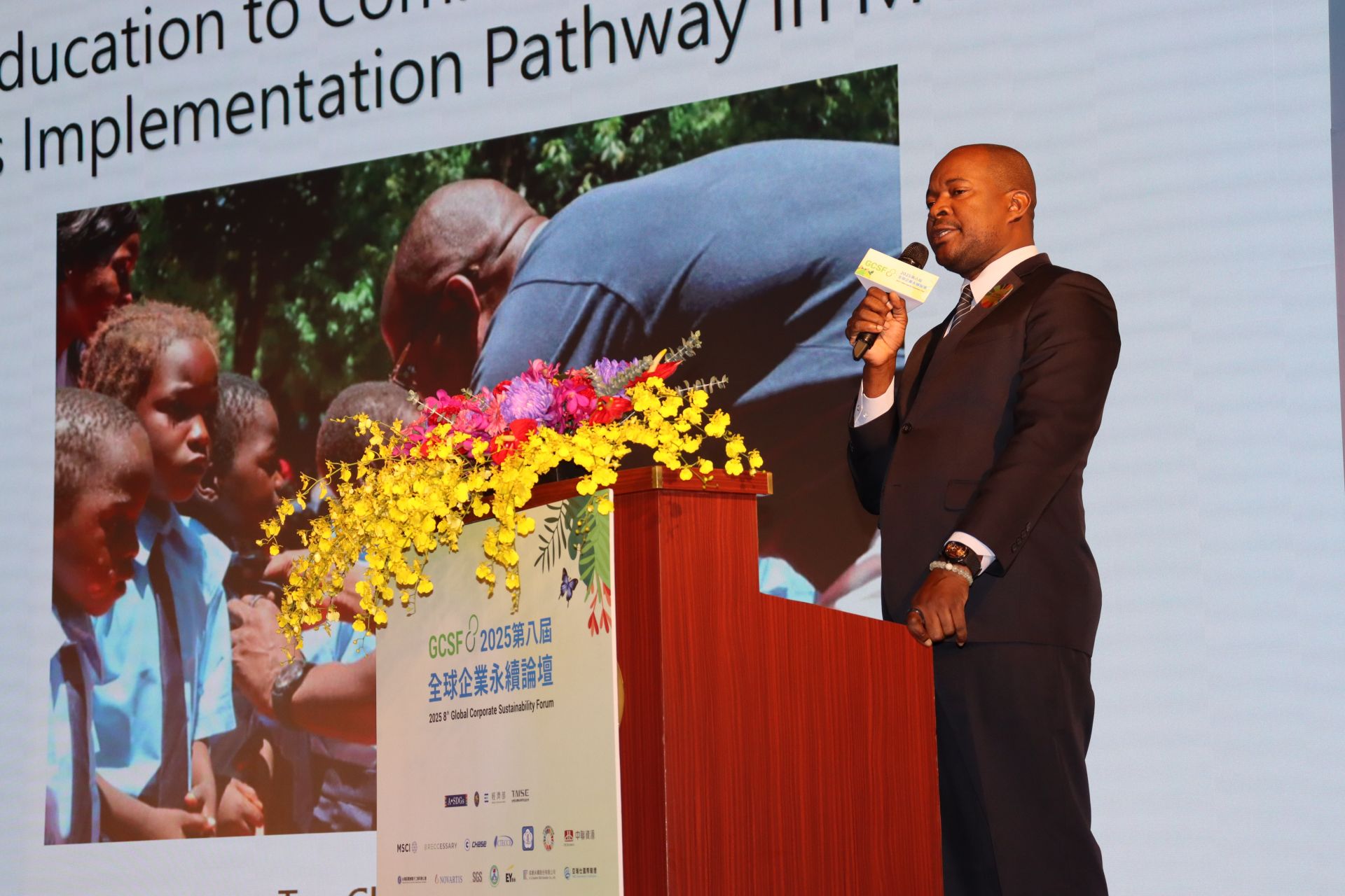 主辦方於本屆特別舉辦GCSA獲獎者案例分享會,由慈濟基金會宗教處同仁傅迪諾向與會來賓以全英文進行十分鐘簡報分享「莫三比克希望工程」。