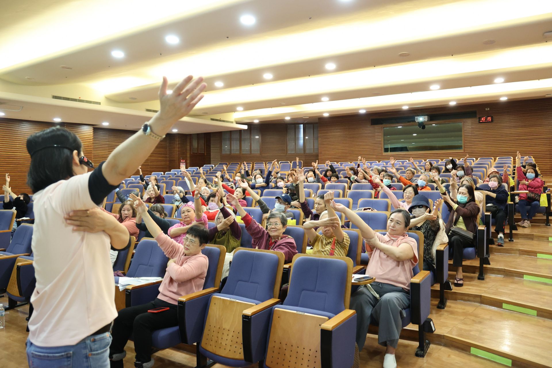 陳怡君講師示範淋巴引流按摩協助病友舒緩緊繃與壓力，現場的癌友會姊妹們跟著她一起按摩淋巴，重新感受身心
