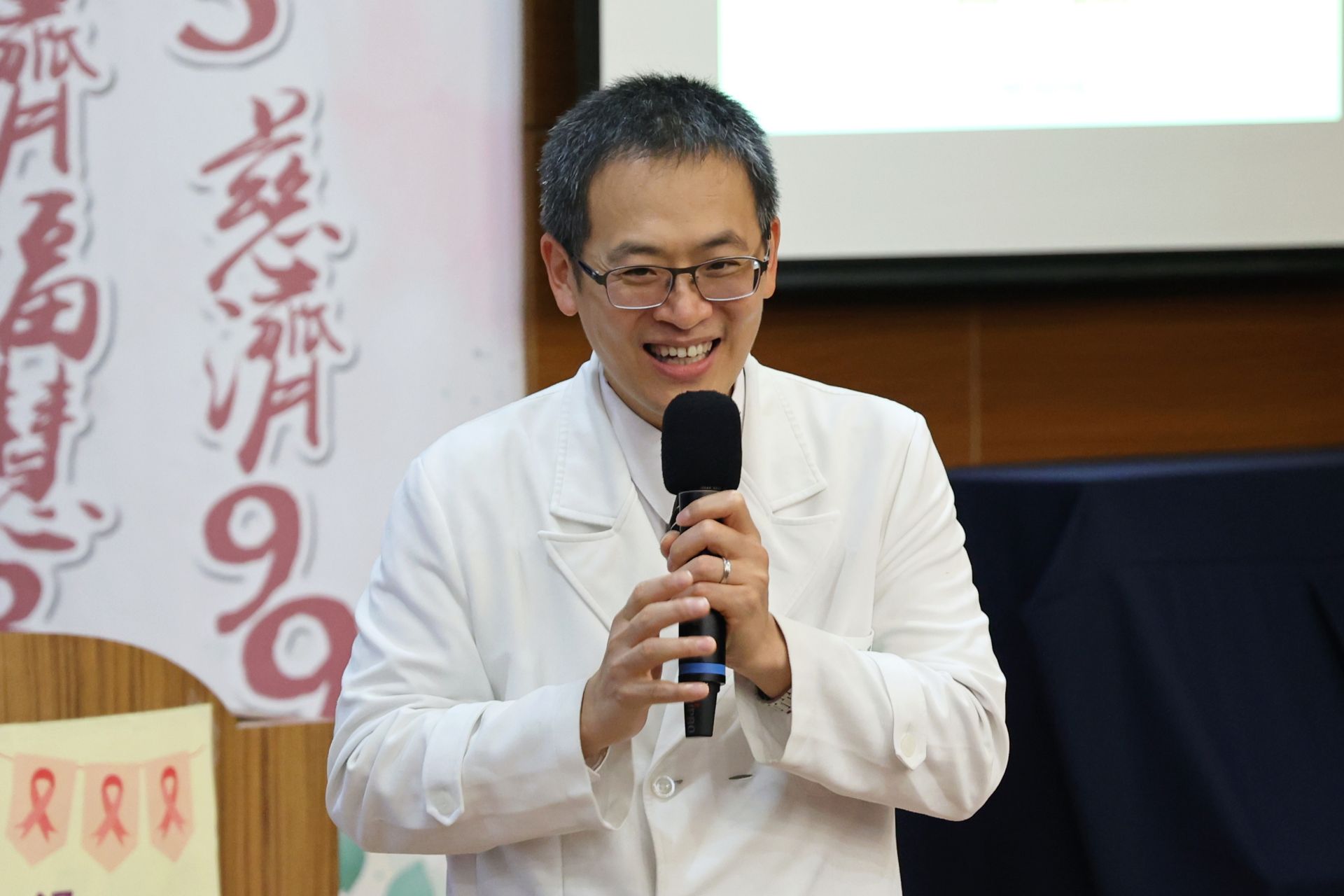 張群明主任鼓勵病友勇於向志工、個案管理師或醫療團隊求助，大家都會盡力協助病友一起度過這段辛苦的過程。