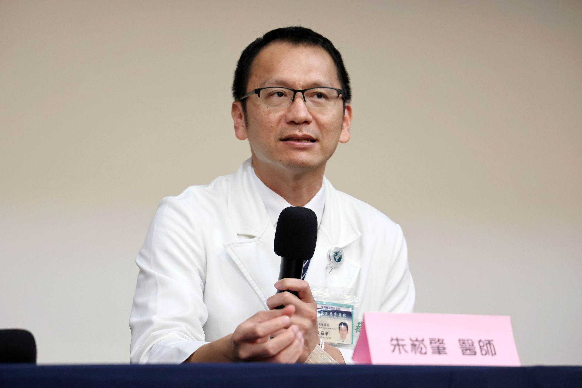 朱崧肇主任則以淺顯易懂的方式解釋癌症成因，並再次叮嚀，若因化療藥物引起手麻、腳麻的症狀已嚴重影響生活，要勇敢地跟醫師提出討論。