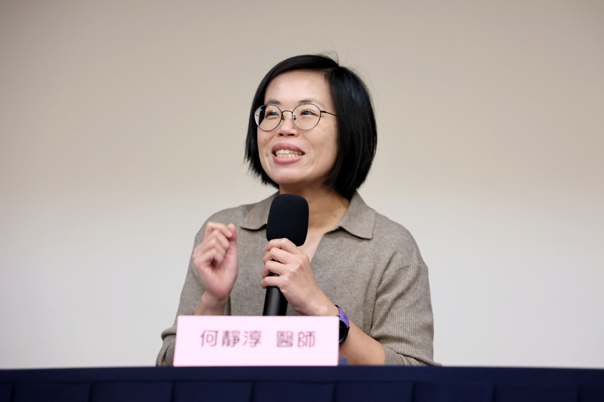 何靜淳醫師強調定期篩檢的重要，政府會提供不同年齡層的補助，呼籲民眾善加利用。