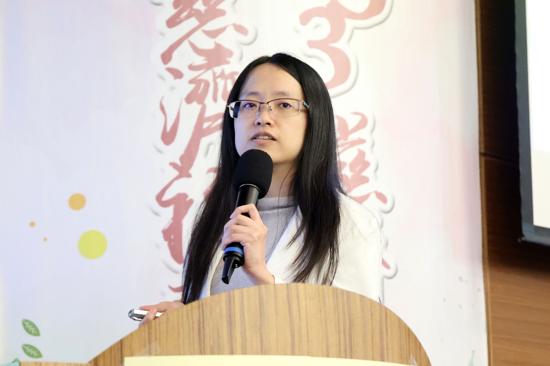 王方玉醫師強調「篩檢並治療」更勝「晚期治療」，呼籲民眾將篩檢落實在生活中。