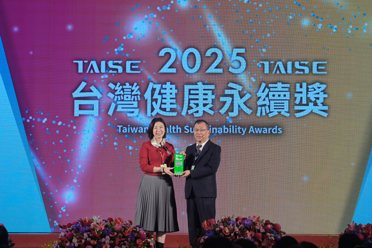 衛生福利部政務次長林靜儀(左)頒發「台灣永續績優醫院獎」給花蓮慈濟醫院，由副院長吳彬安(右)代表受獎。