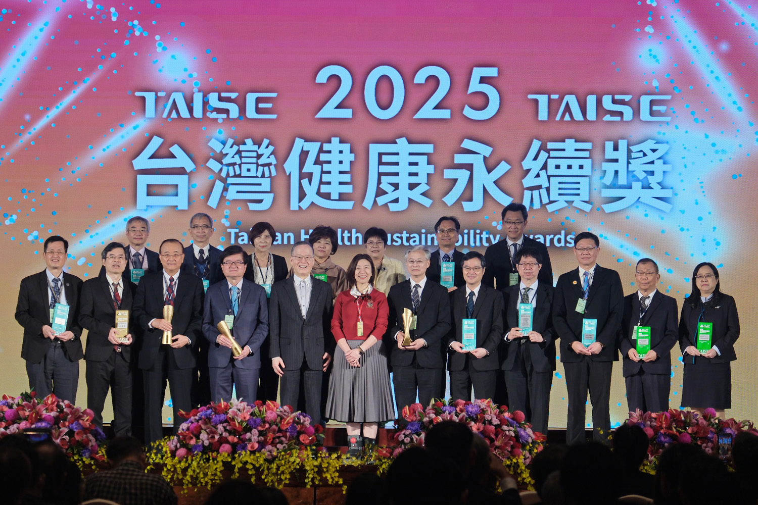 花蓮慈濟醫院再度榮獲「台灣永續績優醫院獎」；首本《永續報告書》也獲得「永續報告獎銅級」殊榮，由花蓮慈院吳彬安副院長代表(右二)受獎。